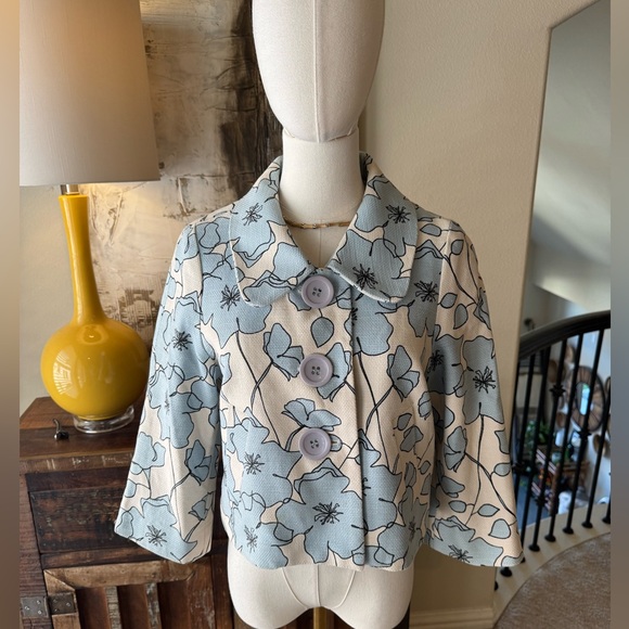 3 Sisters Jackets & Blazers - Blue Floral cropped button up jacket with 3/4 sleeves - size S